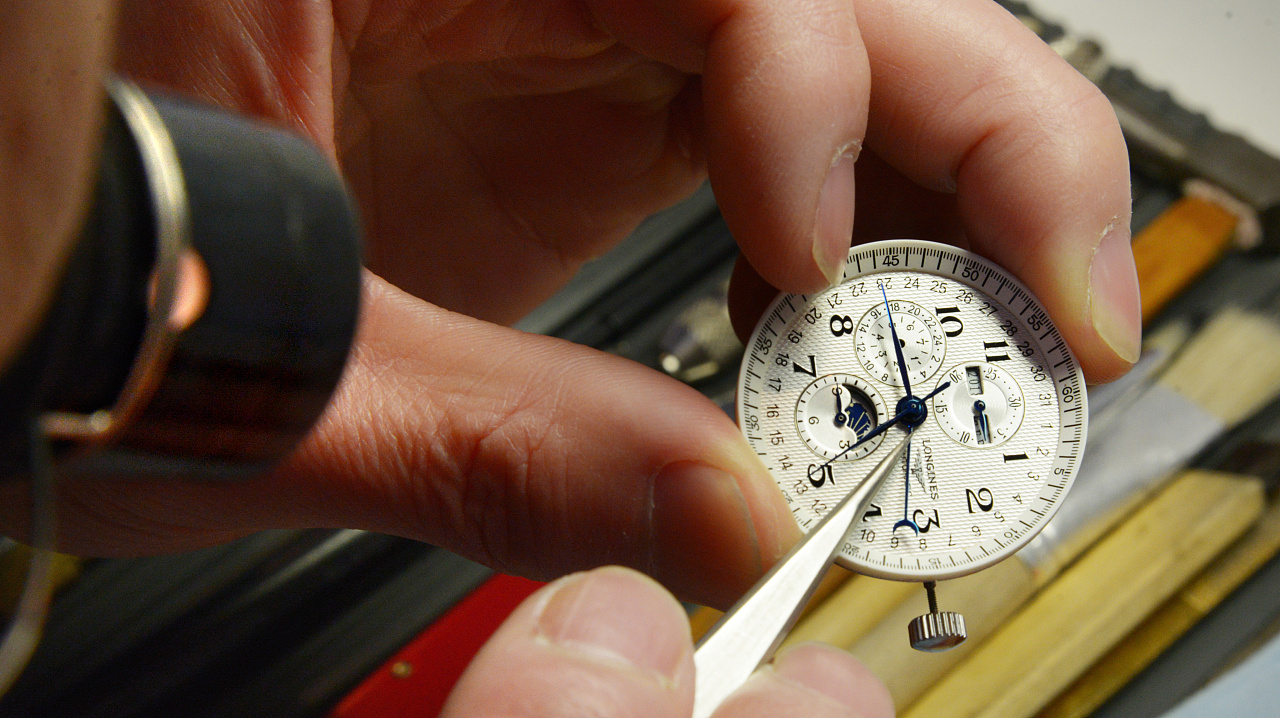 江诗丹顿手表维修点查询（江诗丹顿皮带硬化）