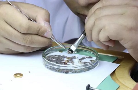 江诗丹顿手表维修价目表（江诗丹顿表盘移位）